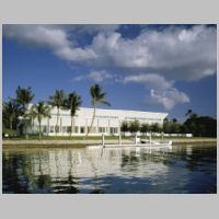 Richard Meier, Neugebauer House, Naples, U.S.A.,(1995-1998), photo on architecture-history.org.jpg